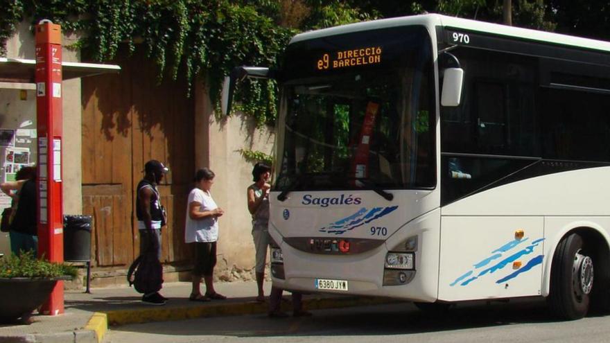 Usuaris pujant al bus en una parada de Moià | ARXIU/QUERALT CASALS