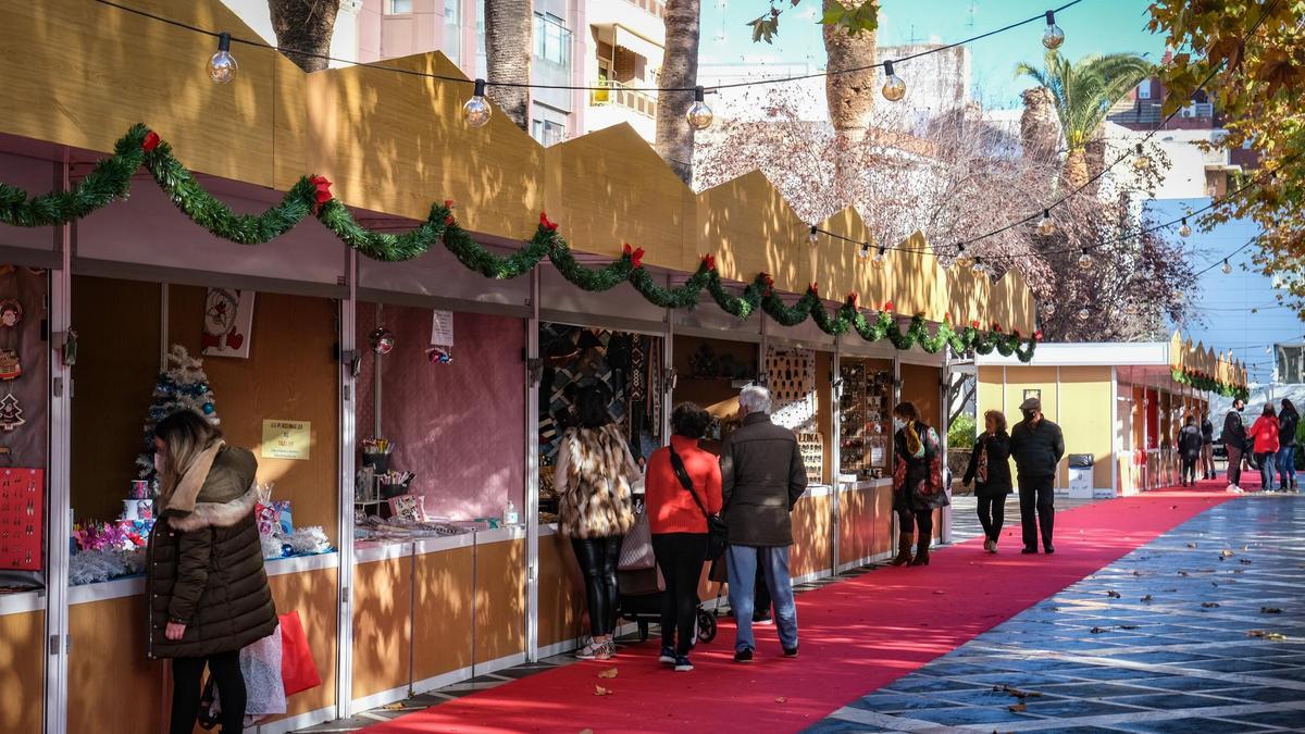 Algunos de los puestos instalados en el paseo de San Francisco.