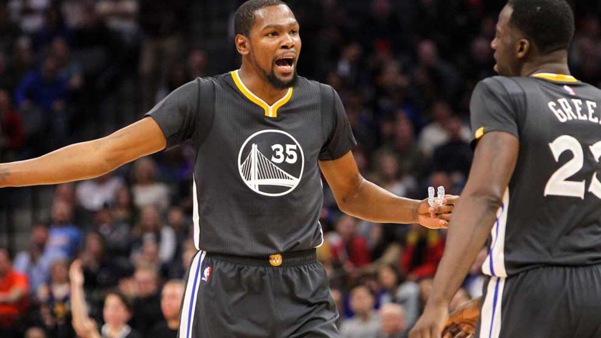 Durant y Green tuvieron una fuerte discusión en el banquillo