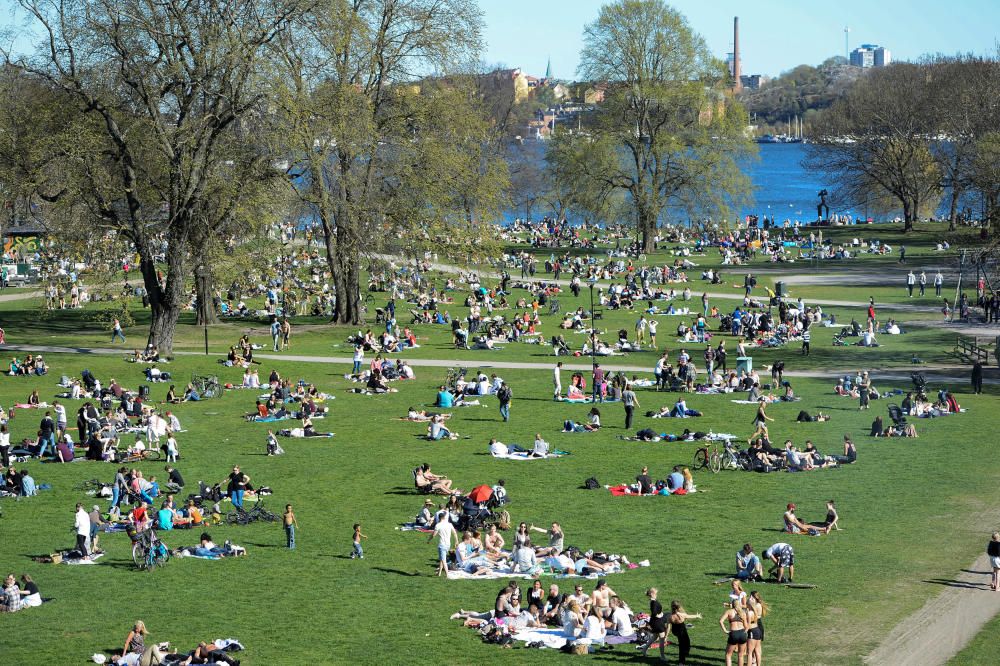 Gent gaudeix del sol a Estocolm