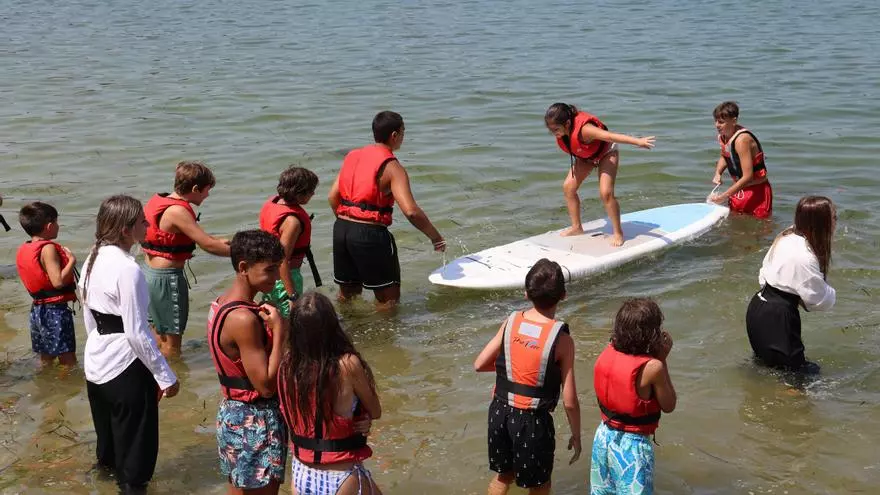 Escuelas como Surf Vigo ofrecen campamentos en los que las tablas sirven para mucho más que para remar