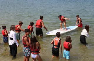 Escuelas como Surf Vigo ofrecen campamentos en los que las tablas sirven para mucho más que para remar
