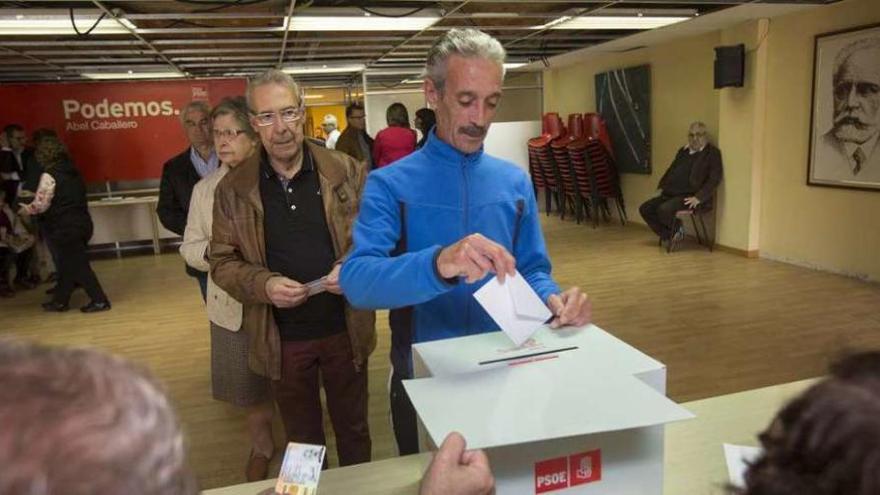 Militantes votando en la sede del PSOE de Vigo. // Ricardo Grobas
