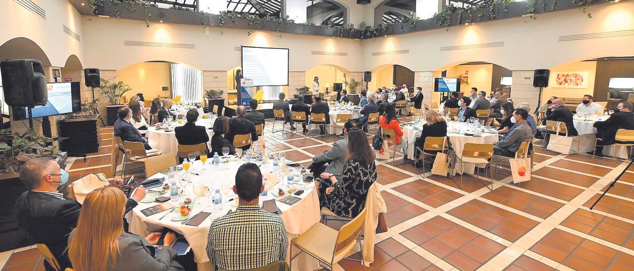 Cerca de 70 profesionales acudieron  al monográfico empresarial sobre energía organizado por ‘Mediterráneo’ en las instalaciones del hotel Intur Castellón.