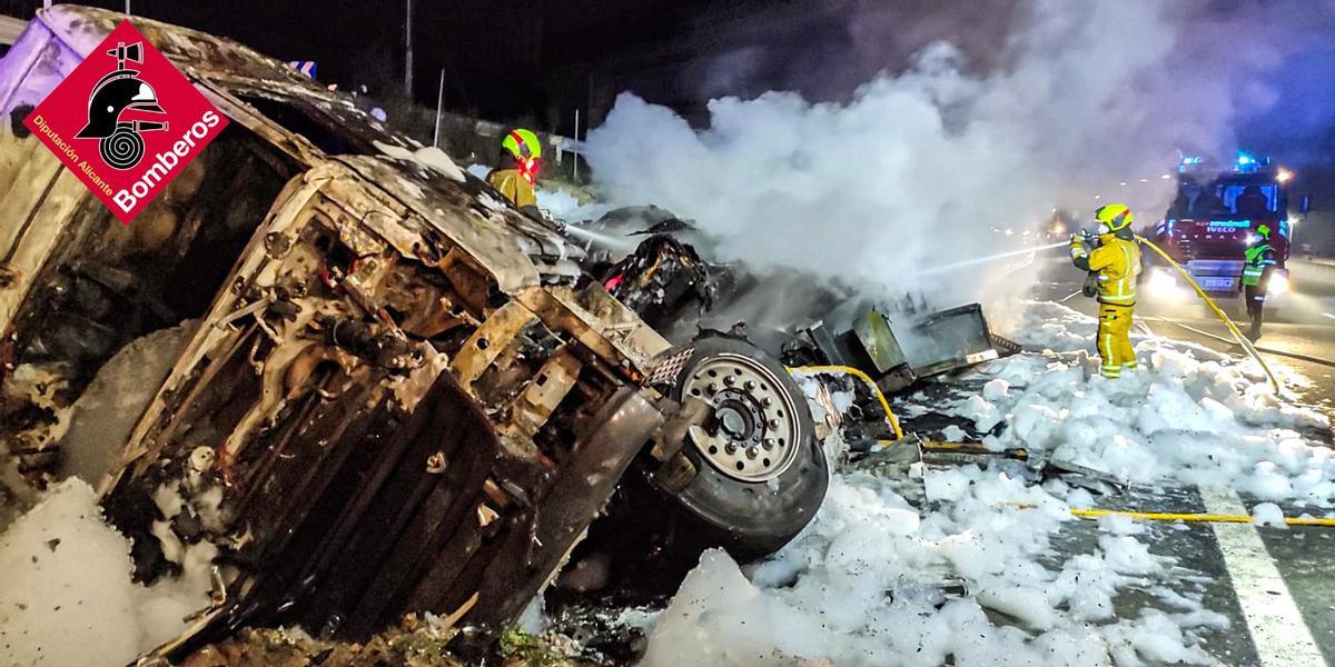 Labores de extinción del incendio del camión en Novelda.