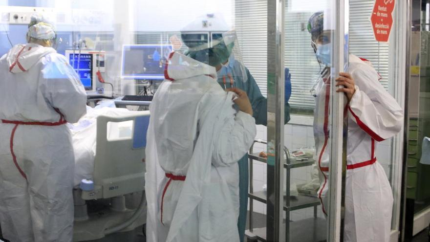 Professionals sanitàries de l&#039;Hospital del Mar atenent un pacient ingressat a l&#039;UCI amb covid-19, en la tercera onada de la pandèmia del coronavirus el 29 de gener del 2021