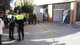 Un grupo eléctrico devuelve la luz al edificio incendiado el domingo en Lucena