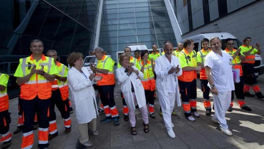 Un grupo de responsables del HUCA y técnicos de las ambulancias celebran la finalización del traslado de pacientes desde el viejo Hospital Central.