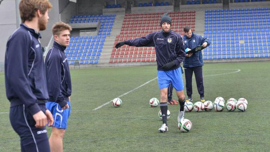 Michu toca el balón en el entrenamiento de ayer. j. r. silveira