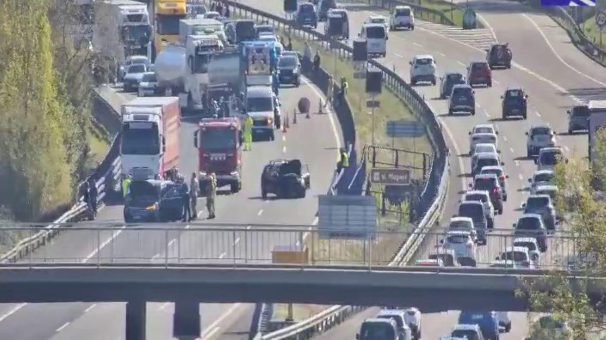 L'accident a l'AP-7 a Llinars del Vallès amb un camió i dos turismes implicats.