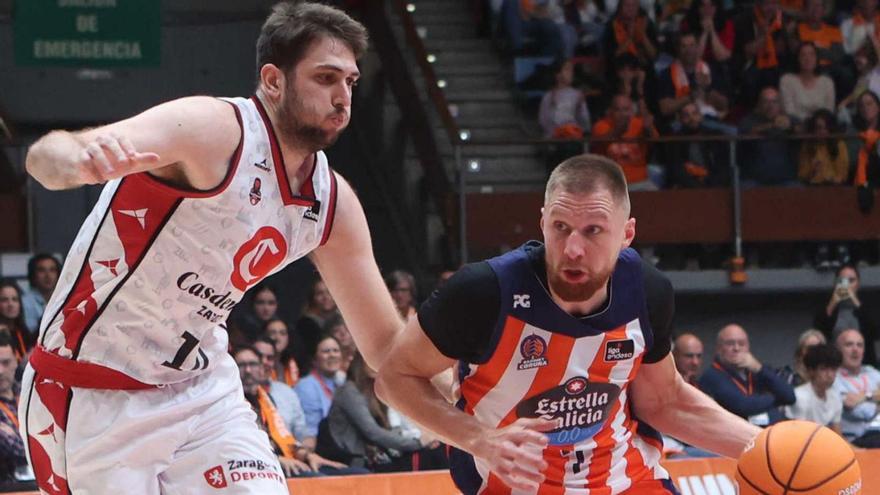 Ingus Jakovics, ante Jaime Fernández en el choque de la primera vuelta en A Coruña.