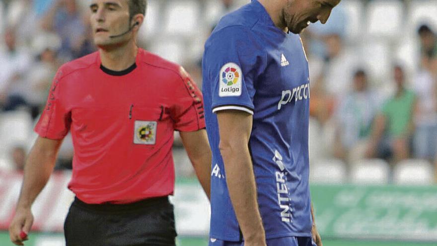 Toché se lamenta tras el penalti fallado ante el Córdoba en presencia del colegiado Arcediano Monescillo.