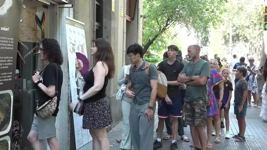 Largas colas en Barcelona para hacerse con las últimas unidades de gafas para el eclipse