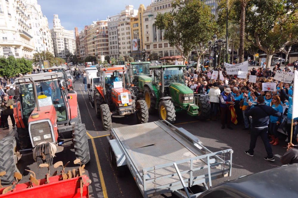 La protesta con tractores por las medidas de pacificación de la CV-500 llega a la ciudad