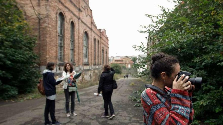 RETRATOS EN LA VEGA. Los participantes en el concurso de fotografía sobre patrimonio industrial entraron ayer en La Vega para fotografiar la fábrica.