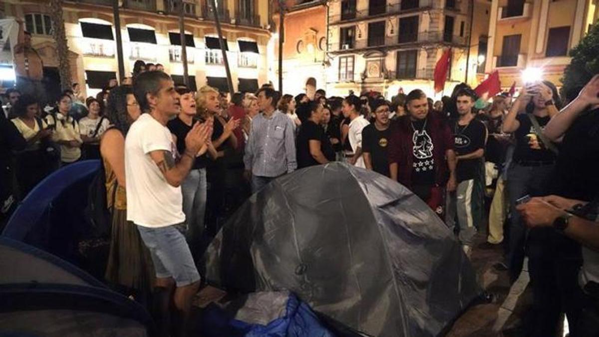 Málaga clama por la vivienda: "Si no tenemos casa, dormimos en la plaza"