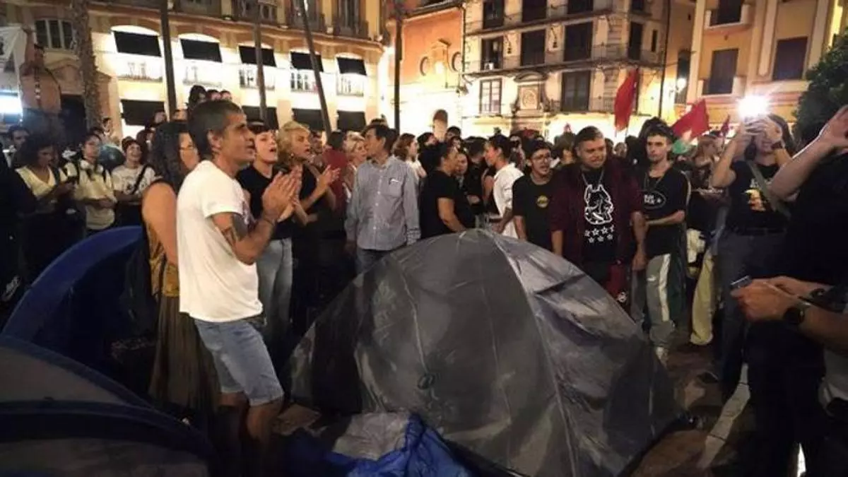 Málaga clama por la vivienda: "Si no tenemos casa, dormimos en la plaza"