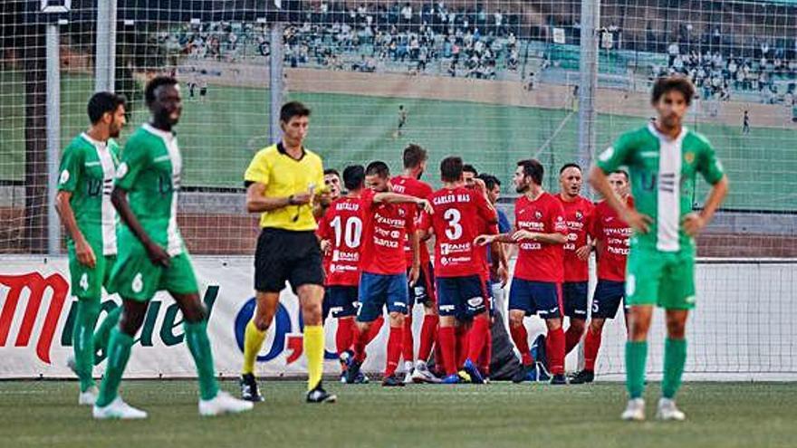 Els jugadors de l&#039;Olot celebren un gol al camp del Cornellà.