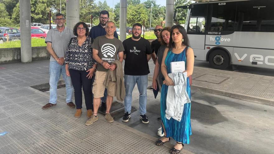 Trabajadores de Lugove, con el diputado Paulo Ríos y representantes dle BNG en el Val Miñor, en la estación de buses de Gondomar.