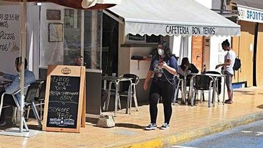 Una terraza de bar abierta en la fase 1 del desconfinamiento en Formentera.