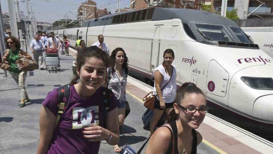 Renfe completa 13 de los 16 trenes AVE «extra» por la gran demanda desde Madrid