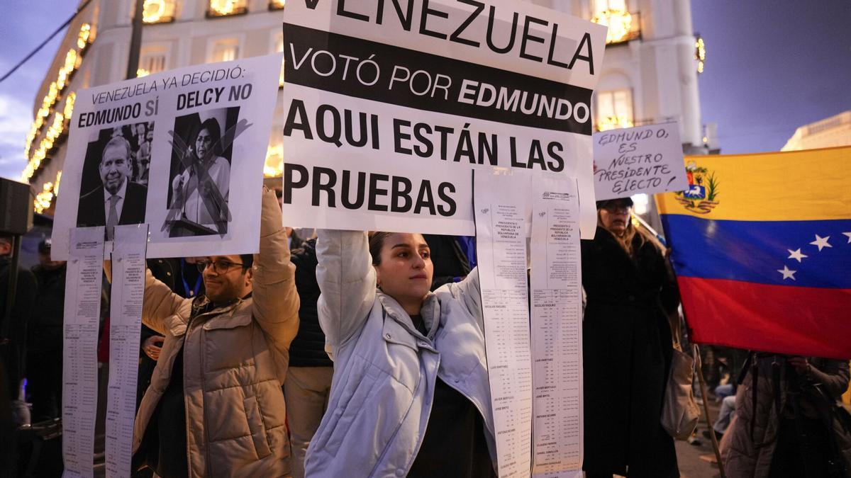 Ciudadanos venezolanos en la concentración celebrada este domingo en la Puerta del Sol de Madrid.