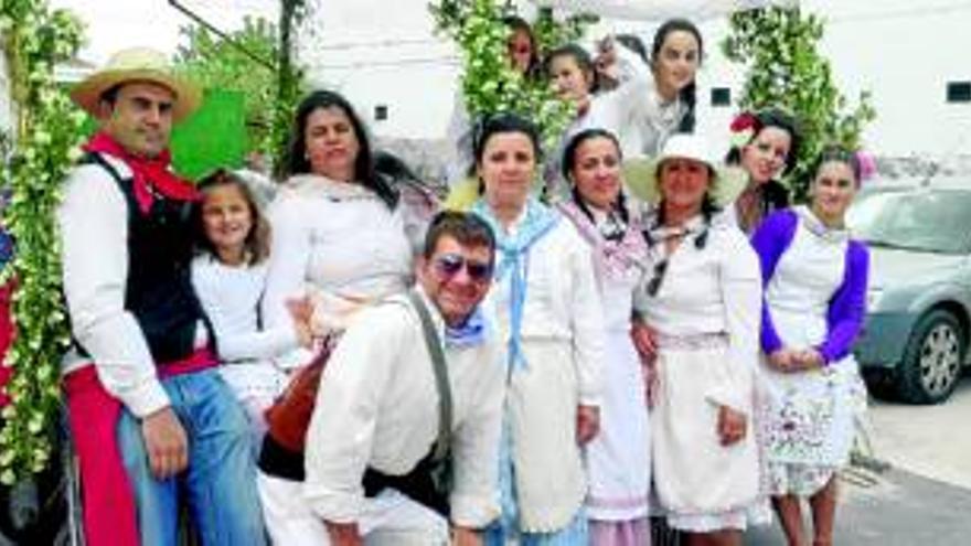 La fiesta de San Isidro reúne a numerosos romeros y carrozas