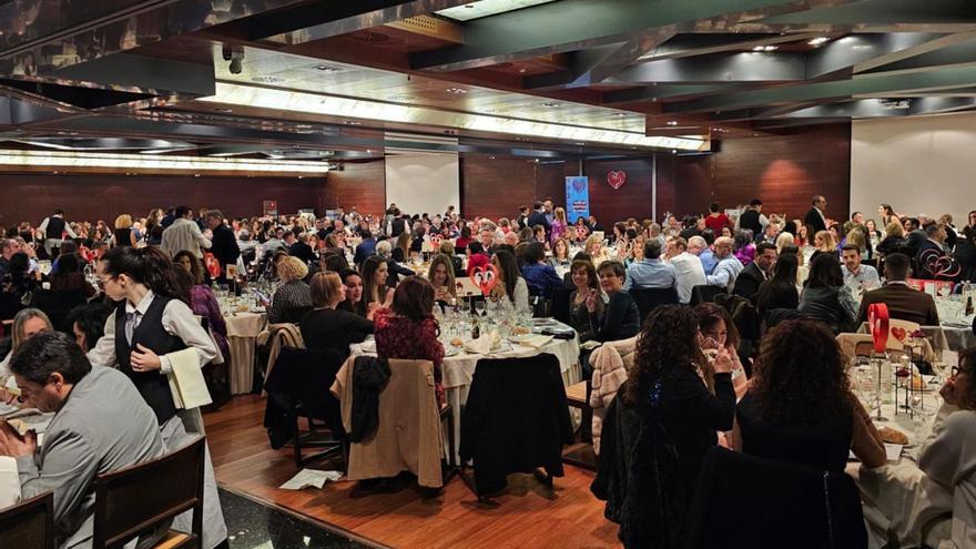 La gala solidaria que cada año celebra la asociación de docentes reunió a centenares de profesionales por una buena causa: la lucha contra la fibrosis quística. | L.O.