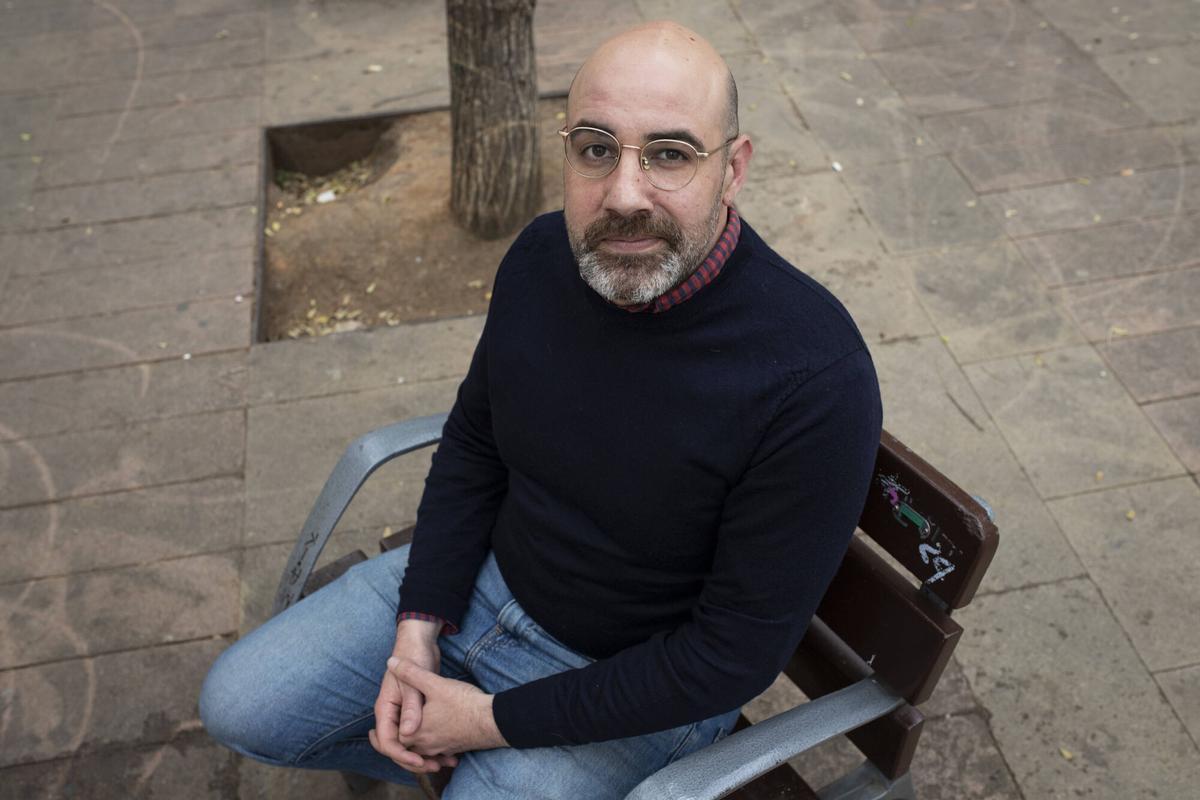 Barcelona, 25 de abril de 2025. Entrevista a Magí Garcia, miembro de La Sotana y referente de la comedia 'stand up' en catalán, que representa el espectáculo 'Quanta dignitat' en el Teatre Regina