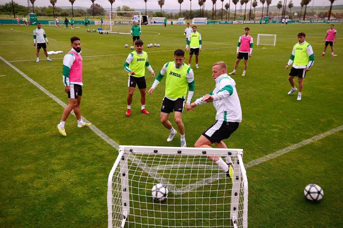 Obolskii despeja un chut de Carlos Albarrán durante un entrenamiento en la Ciudad Deportiva.