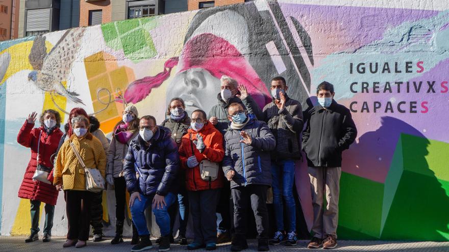 El monologuista Leo Harlem junto a los autores del mural