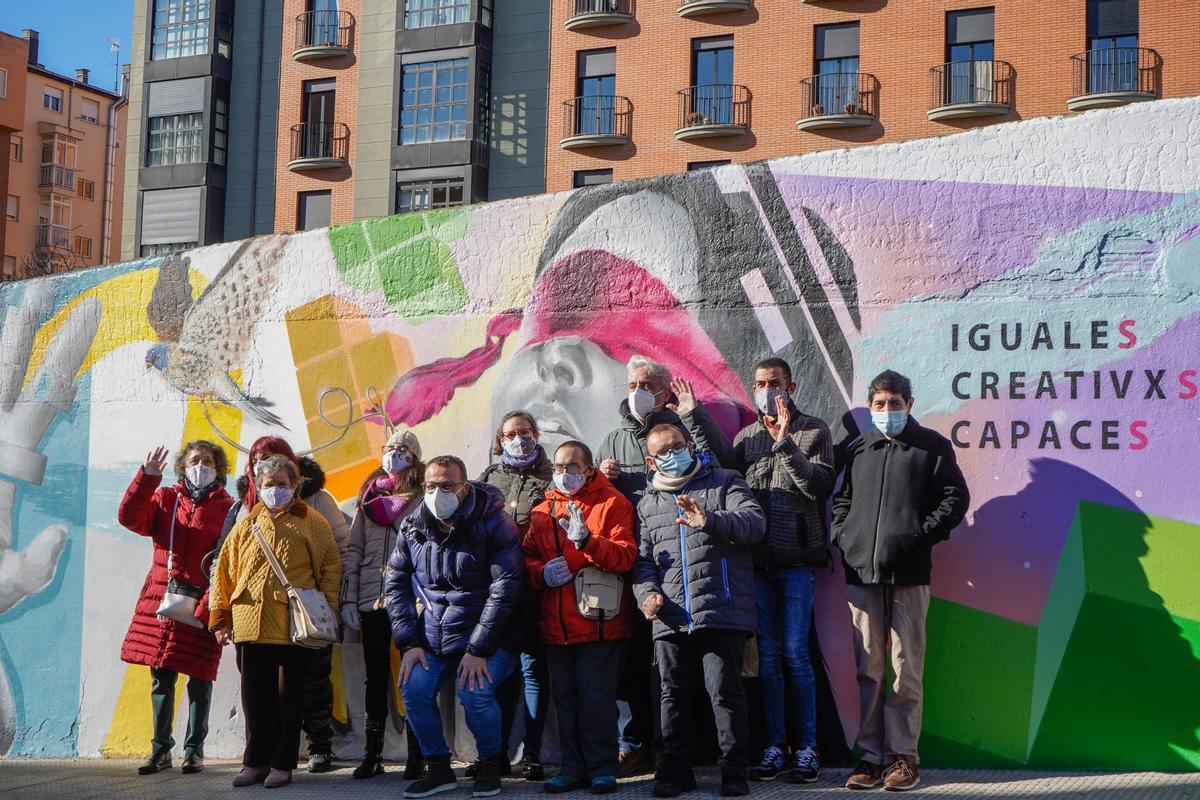 El monologuista Leo Harlem junto a los autores del mural