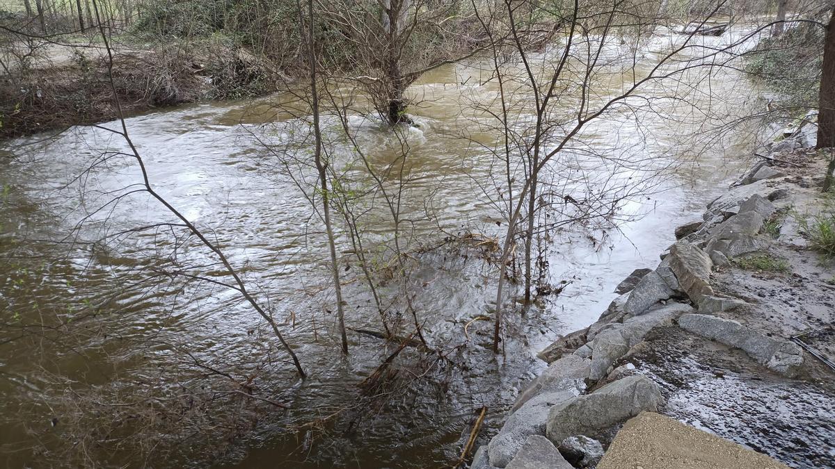 Caudal del río Guadarrama a su paso por el puente de la carretera M 509 en Villanueva del Pardillo