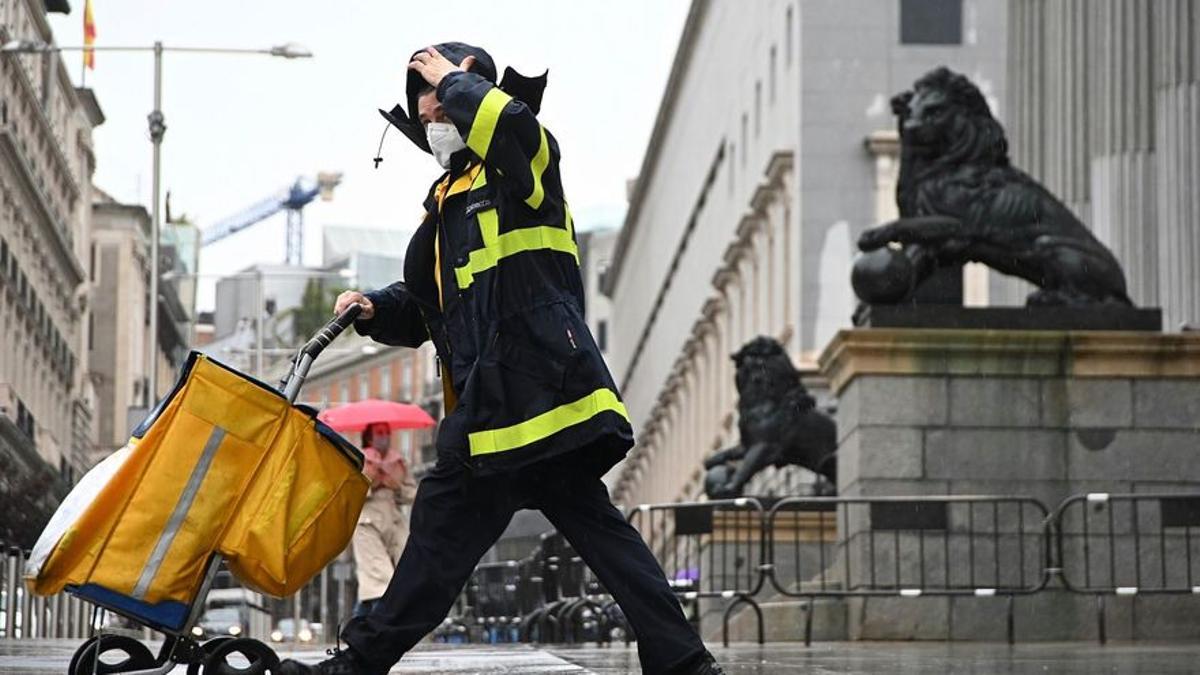 Un trabajador de Correos.