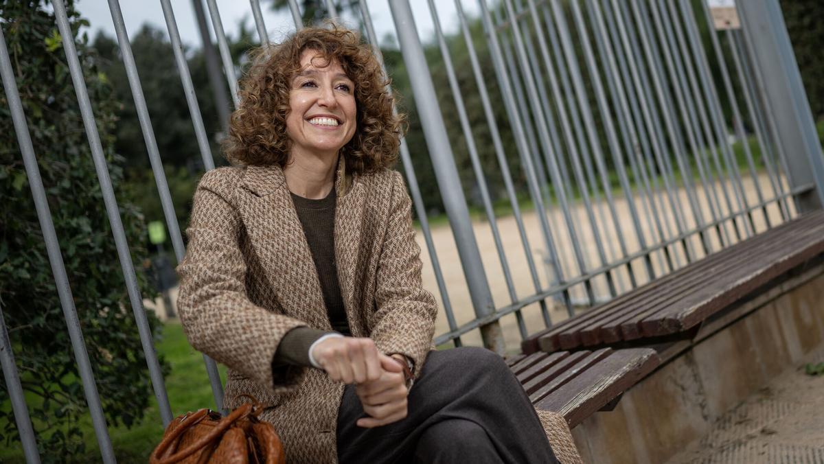 Barcelona 20.02.2026 Cultura Agnès Marqués, ganadora del premio Ramón Llull 2026 de novela, fotografiada en los jardiones del Turó Park. Fotografía de Jordi Cotrina