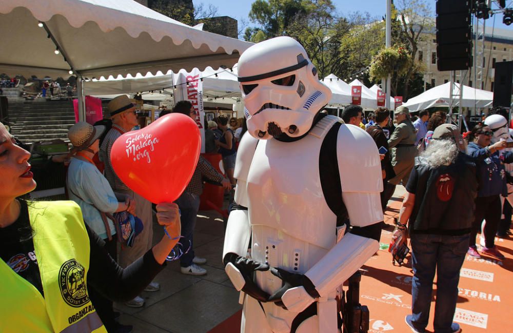 El Festival solidario Soles de Málaga contó con la presencia en la calle Alcazabilla de algunos personajes de Star Wars y de superhéroes de Marvel.