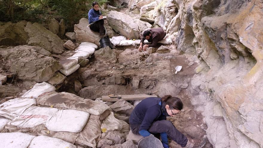 Arqueòlegs treballant a la Bauma dels Fadrins a Queralbs