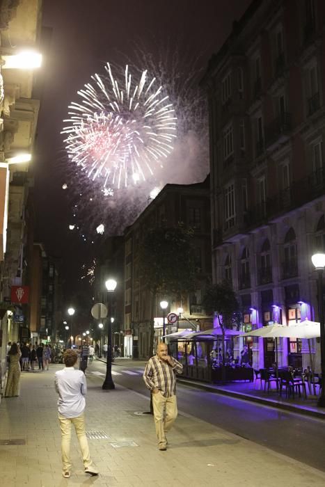 Espectáculo pirotécnico en las fiestas de Begoña, en Gijón.