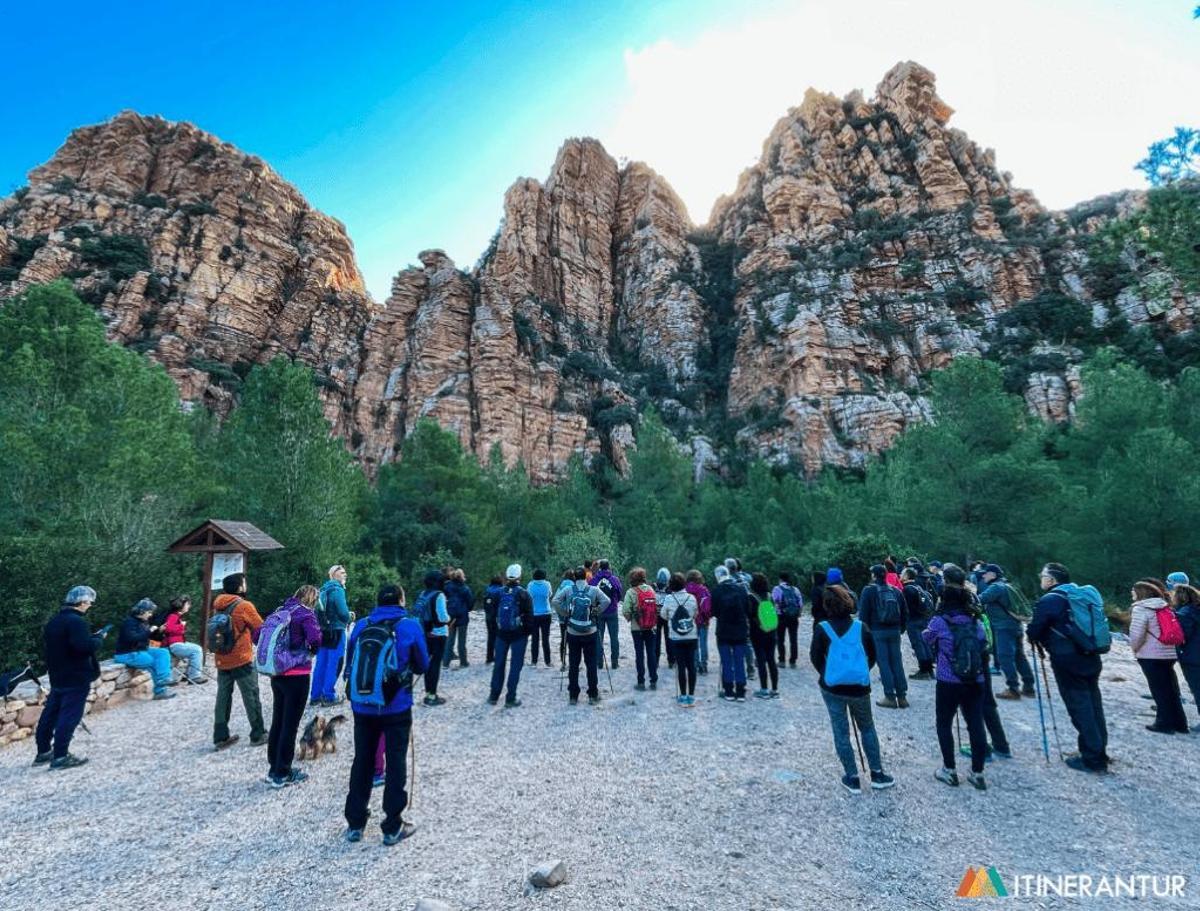 Aquí compartimos con un grupo la belleza de Les Penyes Altes de Artana. Hoy, pensar que este paisaje también ha sido alcanzado por el fuego resulta difícil de asumir. Un lugar lleno de vida, recuerdos y experiencias que ya forma parte de nuestra historia.
