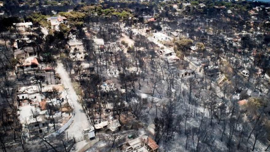 Vista aèria de Mati, una de les poblacions devastades pels focs