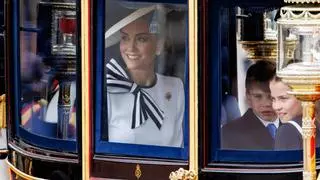 Kate Middleton reapareix en públic a bord d'una carrossa amb els seus fills
