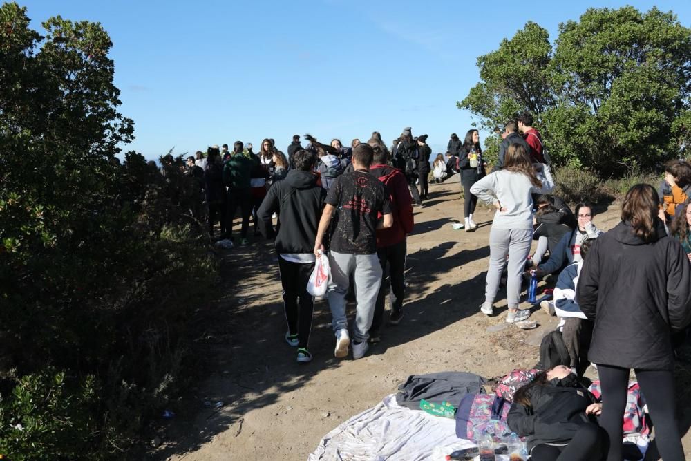 Cientos de personas dan la bienvenida al otoño disfrutando de una jornada en familia degustando castañas asadas.