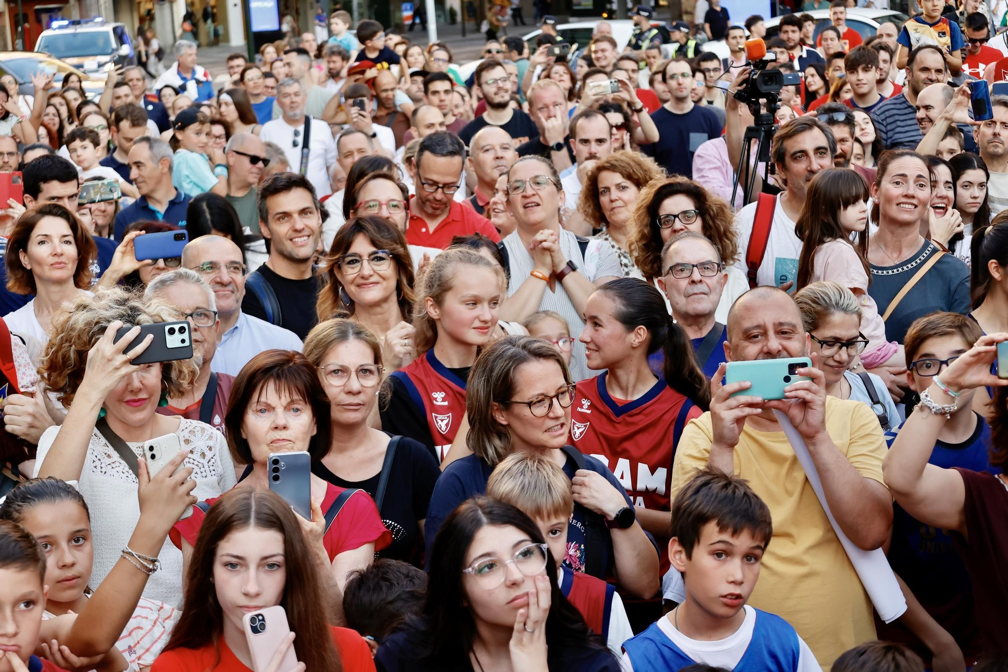 La fiesta del UCAM Murcia con su afición en las calles de Murcia, en imágenes