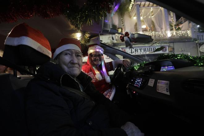 Los taxistas pasean a los mayores por Palma
