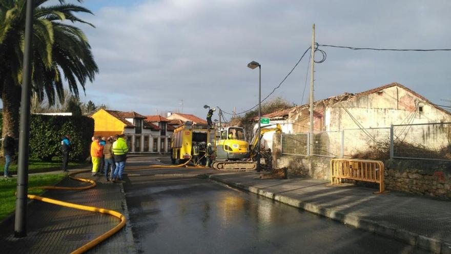 Los bomberos, durante la actuación en el incendio.