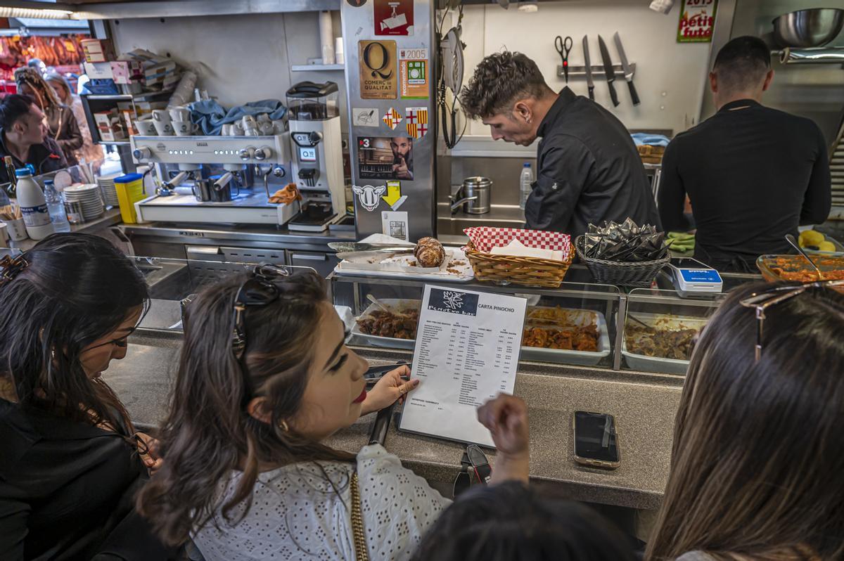 La jueza ordena al nuevo operador del bar Pinotxo de la Boqueria dejar de usar ese nombre comercial