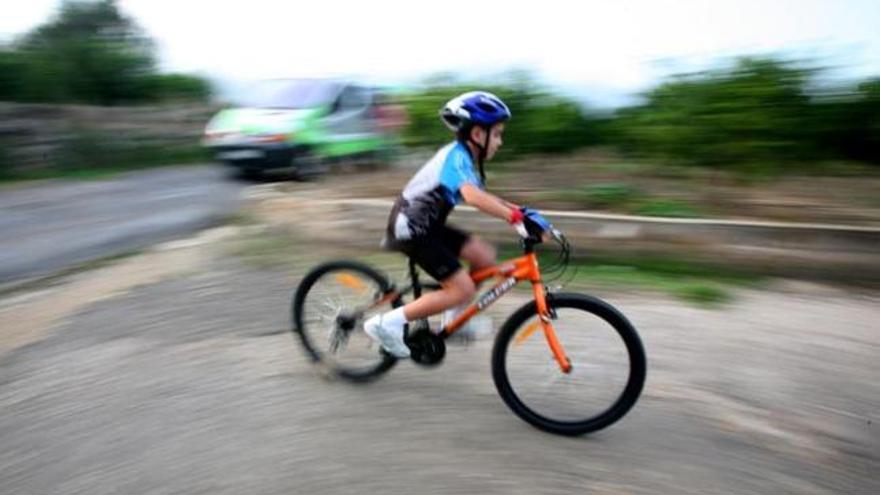 El casco en niños reduce la incidencia de golpes craneales.