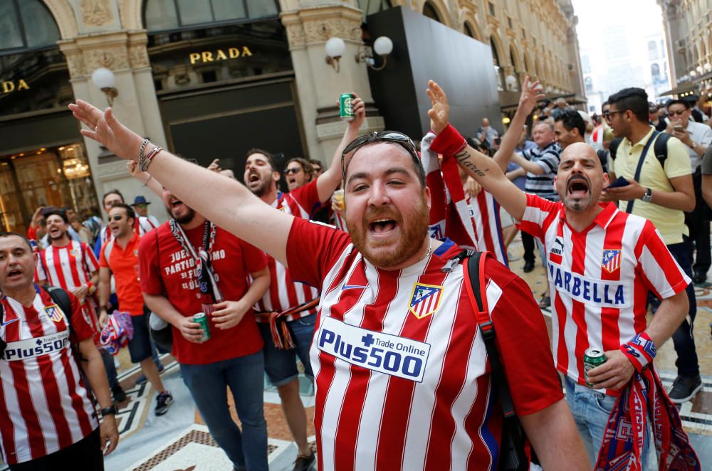 Las aficiones de Madrid y Atlético toman el centro de Milán en las horas previas al partido.