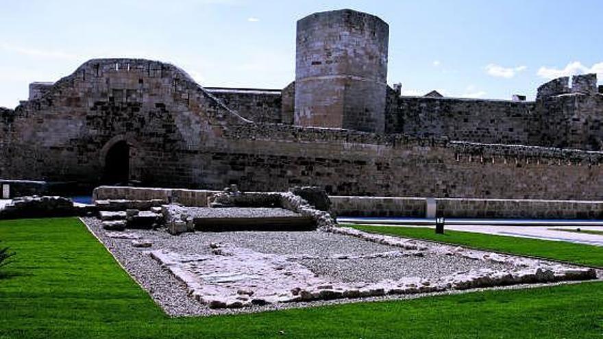 Larrén detalla los hallazgos del Castillo en el Colegio Universitario.