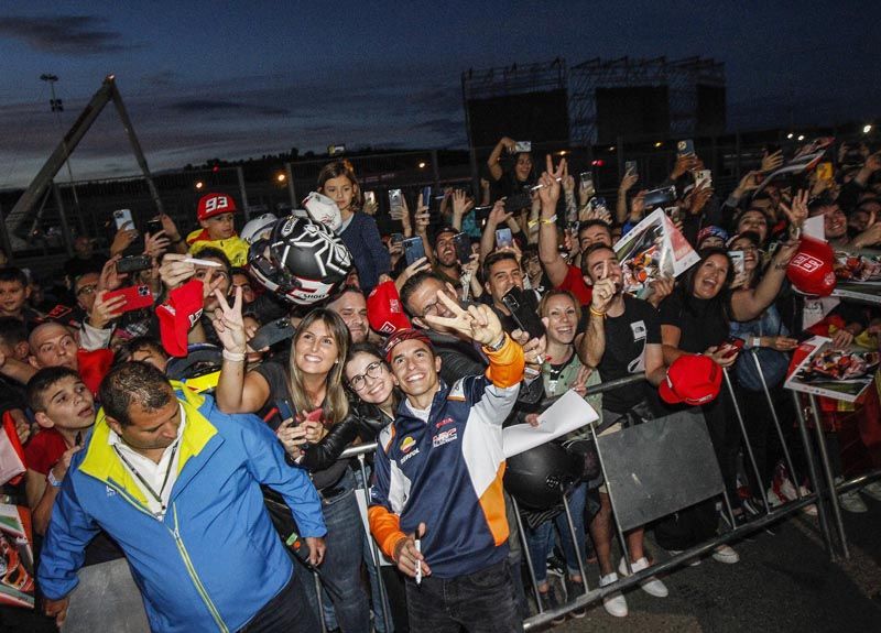 Ambientazo en Cheste | La afición disfruta con el Pit Walk